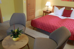 Schlafzimmer mit Sitzgelegenheit