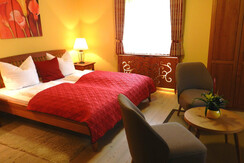 Schlafzimmer mit 2 Stühle