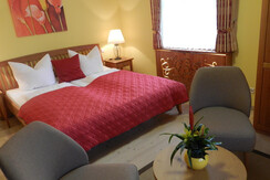 Schlafzimmer mit viel Tageslicht