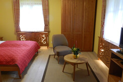 Schlafzimmer mit zwei Fenster