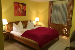 Schlafzimmer mit Ehebett