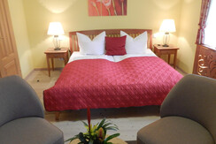 Schlafzimmer mit roter Überdecke