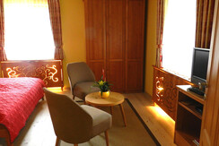 Schlafzimmer mit Tisch und Sessel