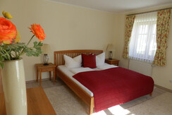 Schlafzimmer mit Blumen am Tisch