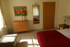 geräumiges Schlafzimmer mit Komode