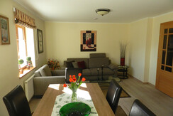 Wohnküche, Esstisch und Couch