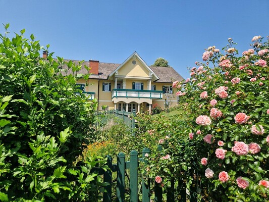 Landhaus zwischen Rosen | © KK