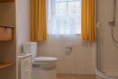 Badezimmer mit WC und Dusche