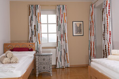 Schlafzimmer mit 2 Einzelbetten