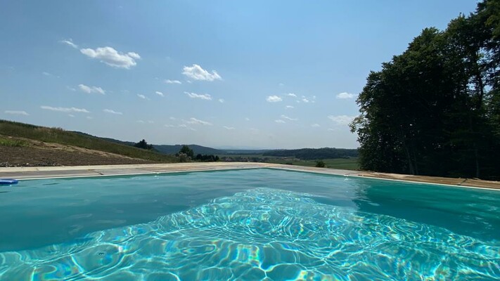 Pool mit Aussicht nach Slowenien