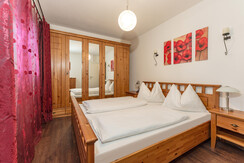 Schlafzimmer 1 mit Doppelbett