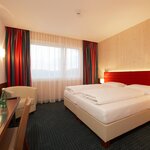 Photo of Double room, shower, toilet, conveniences | © MT Hotel