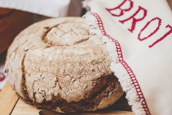 Selbst gebackenes Brot am Michlbauernhof