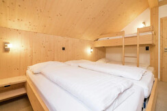 1 Doppelbett und 1 Etagenbett