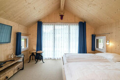 "Hauptschlafzimmer" mit TV