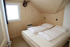 Schlafzimmer mit Doppelbett