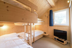 Schlafzimmer mit 2 Etagenbetten und Playstation