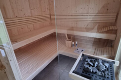 Außensauna in der Gartenmauer