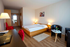 Doppelzimmer Business+, Couchsessel und Tisch