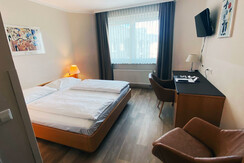 Doppelzimmer Economy, Bett & großes Fenster