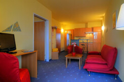 Familienzimmer, Couch mit Küchenblock