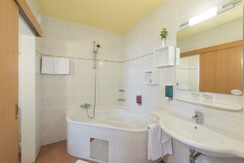 Familienzimmer, Bad mit Eckwanne