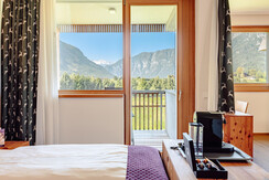 Junior suite Narzissenwiese view Dachstein