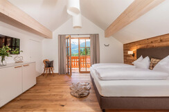 bedrooms with box spring beds