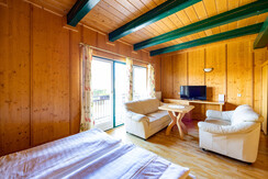 Doppelzimmer mit Couch und Fernseher