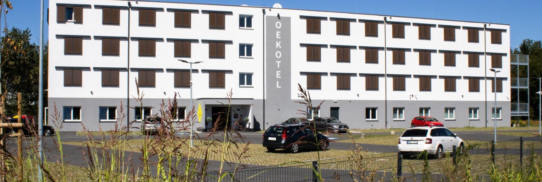 Hotel mit Parkfläche davor