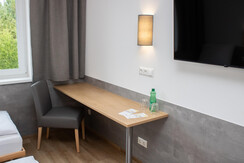 Flachbildschirm und Schreibtisch im Oekotel