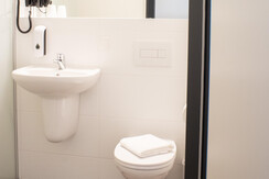 WC und Waschbecken im Bad des Oekotel Kalsdorf