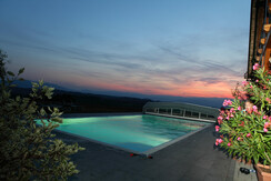 Schwimmbad in der Abenddämmerung