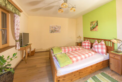 Schlafzimmer mit Balkon im Obergeschoss