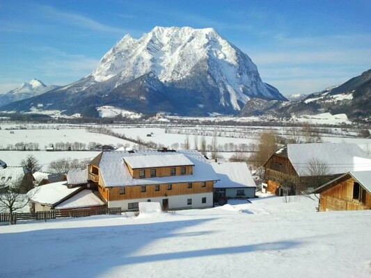 Ortnerhof mit Grimming im Winter