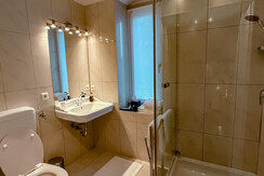 Badezimmer mit Dusche & WC