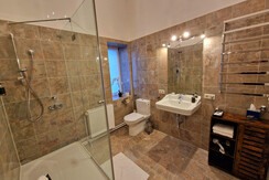 Badezimmer mit Dusche