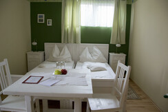 Doppelzimmer mit Tisch