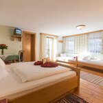 Photo of room with 4 beds with shower, WC