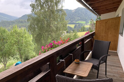 Grosse Doppelzimmer, Balkon mit Ausblick Sommer
