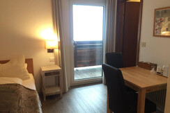 Room with 2 single beds