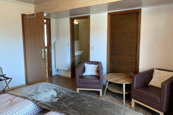 Doppelzimmer plus Sitzecke mit Tür nach Badezimmer