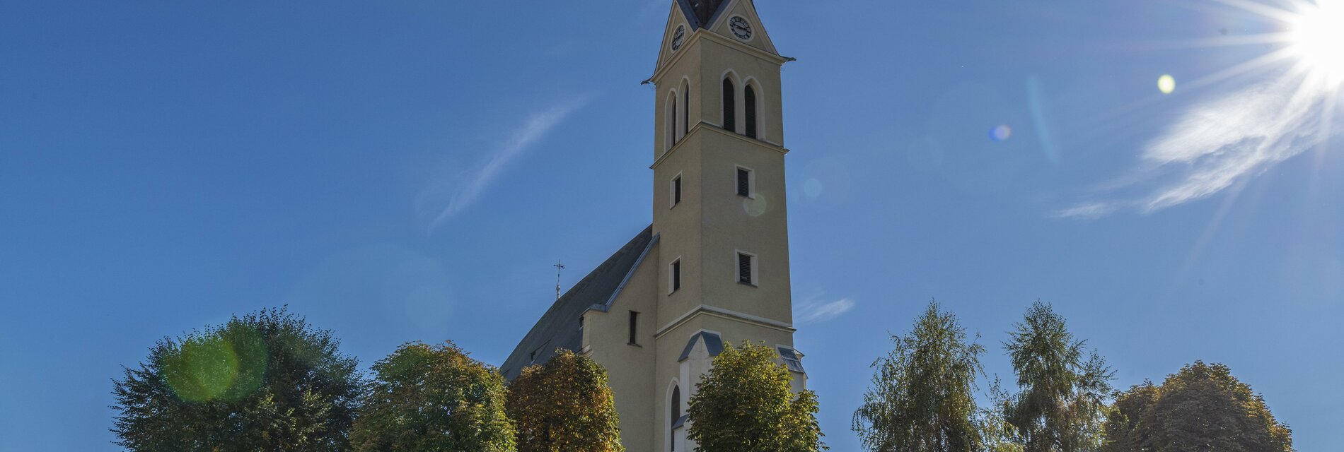 Kirche_Zeltweg-Rathausplatz-murtal-steiemark©foess