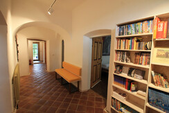 Pilgerherberge FeWo groß Flur mit Bibliothek