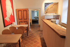 Pilgerherberge FeWo groß Küche Theke und Esstische