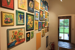 Pilgerherberge FeWo groß Flur mit Kunstwerken Blum