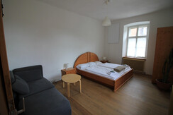Pilgerherberge FeWo Schlafzimmer mit Doppelbett un