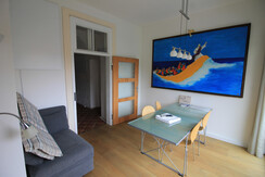 Pilgerherberge FeWo klein von Esstisch und Couch