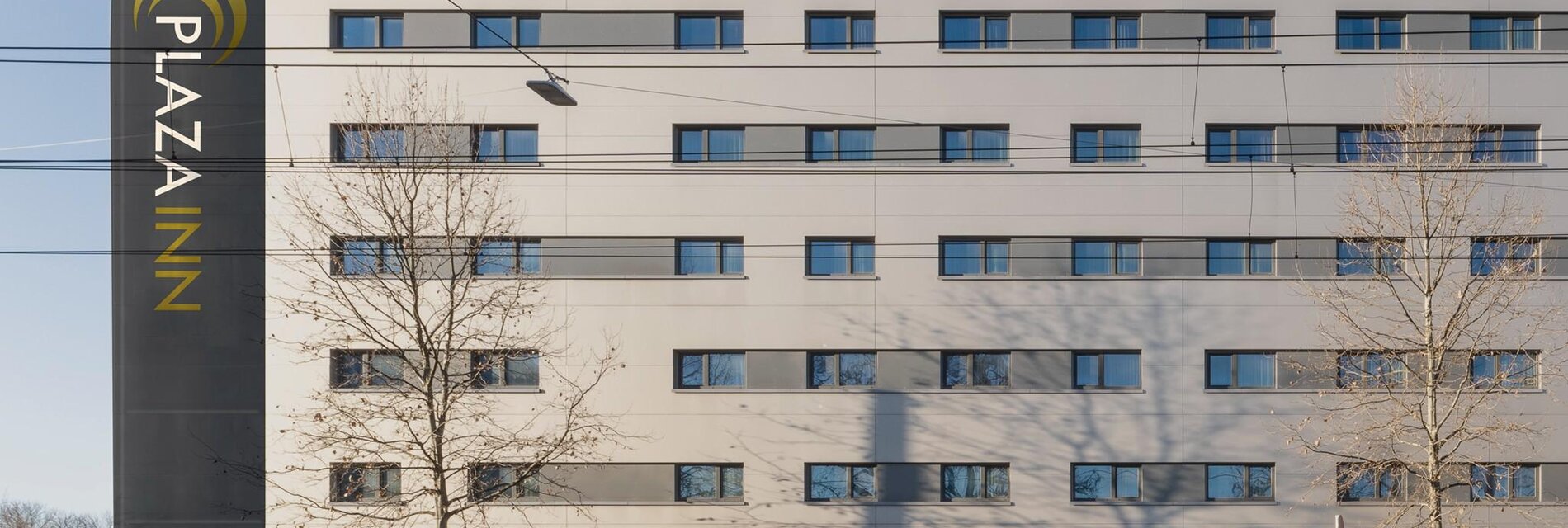 Straßenansicht eines modernen Hotelgebäudes