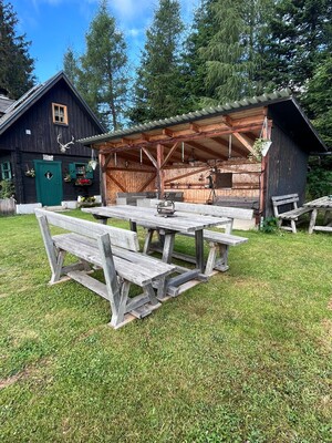 Outdoor area of the Pobi hut | © Pobihütte-Amschl